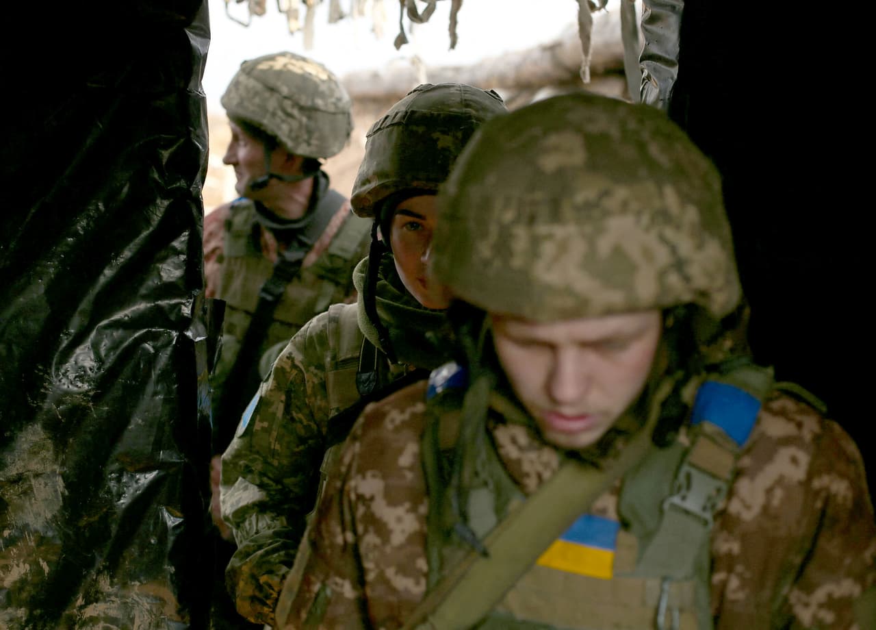 <b>Puesto 22. Ucrania.</b>
<br>
<br>
<b>Índice de Poder: 0.3266 puntos.</b>
<br>
<br>Población: 44 millones de habitantes.
<br>
<br>Personal militar: 500,000 hombres. 200,000 activos y 250,000 reservistas (el estudio suma a las fuerzas paramilitares dentro del personal activo).
<br>
<br>Fuerza aérea: 318 aeronaves. 69 aviones caza y 32 helicópteros.
<br>
<br>Fuerzas Terrestres: 2,596 tanques, 12.303 vehículos armados y 490 lanzacohetes.
<br>
<br>Fuerzas navales: 38 naves. 0 portaaviones, 0 destructores y 0 submarinos.
<br>
<br>Presupuesto anual de defensa: 11,870 millones de dólares.
<br>
<br>El Índice Global Firepower (globalfirepower.com) calcula cada año el poderío militar de 140 naciones con los datos más recientes disponibles. A través de un sistema que examina más de 50 factores, entre los que se encuentran la cantidad y variedad de armas que posee cada país, sus tropas, recursos y alianzas, crean el
<i>Powerinde</i>x (índice de poder, en español), un puntaje que determina el lugar en el ranking de cada país.