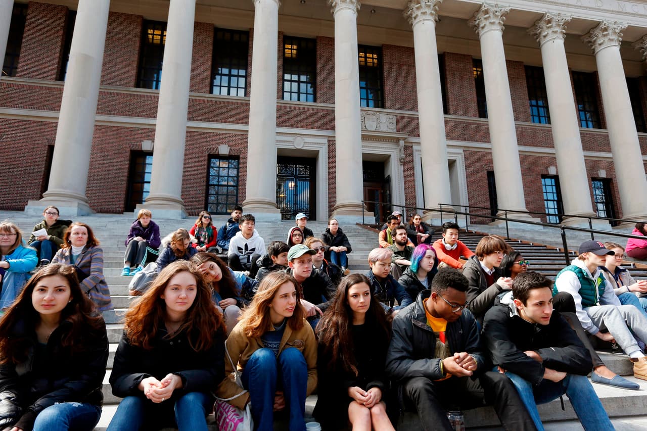 Estudiantes de la Universidad de Harvard en Cambridge, Massachusetts, guardaron silencio para protestar contra los tiroteos escolares.