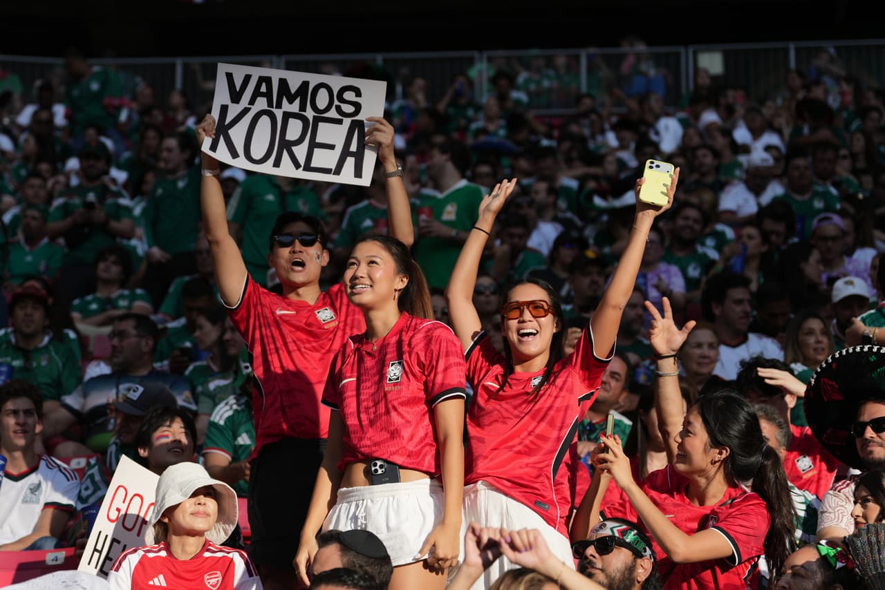 Aficionados surcoreanos reaccionan antes del partido del Grupo A de la Copa Mundial entre México y Corea del Sur en Zapopan, cerca de Guadalajara, México, el jueves 18 de junio de 2026.