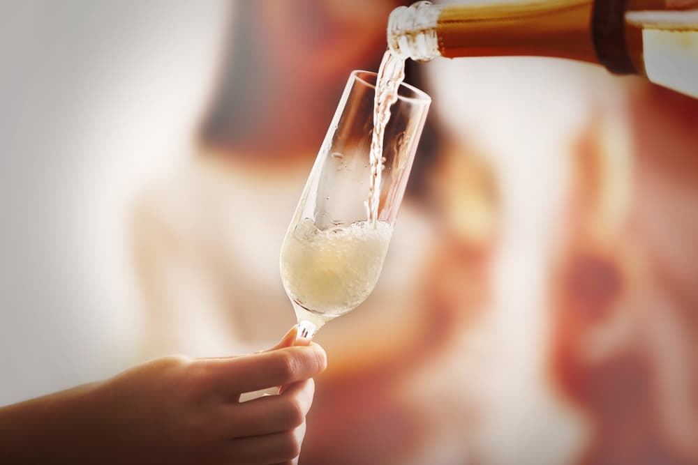 <b>Leo </b>
<br>Leo es un signo real, espectacular y ¡“apabullante”! Vinos espumosos, champagne, rosados todos aquellos que al abrirse causen admiración, comentarios, “bulla” como sucede al descorchar un espumoso, una sidra, una botella guardada para esa ocasión especial.