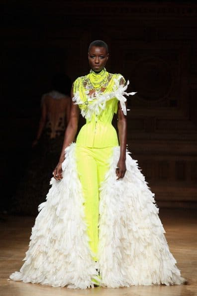 Siempre hemos creído que las plumas tiene aires de sofisticación, pero en esta pasarela, los diseños quedaron demasiado lejos de esta premisa.