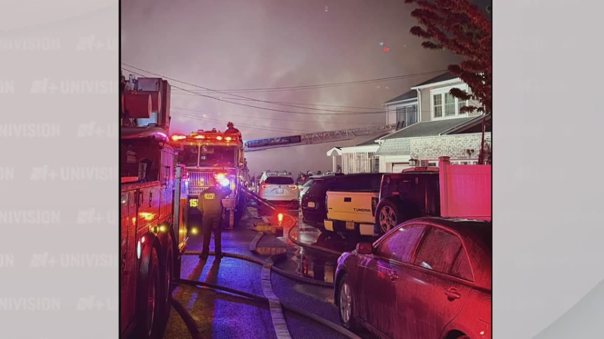 Incendio de cuatro alarmas consume una casa en Queens