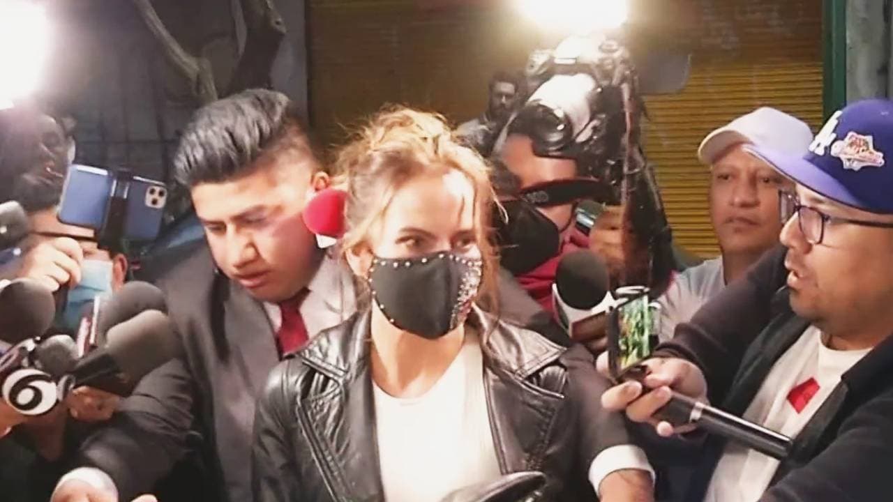 Entre empujones y jaloneos llegó Kate del Castillo a una obra de teatro, acompañada de su novio Edgar Baena