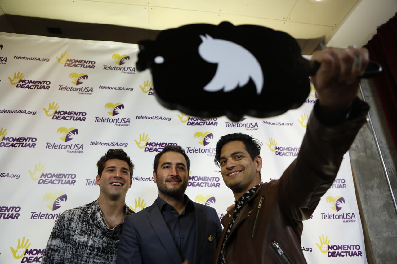 Reik invitando a sus amigos de Twitter a donar.