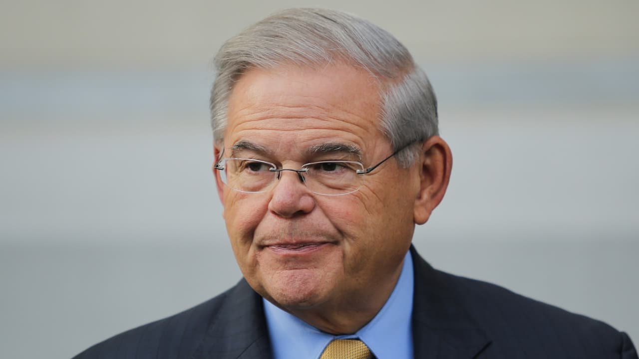 Juez decide seguir adelante con el juicio por corrupción en contra del senador Menéndez