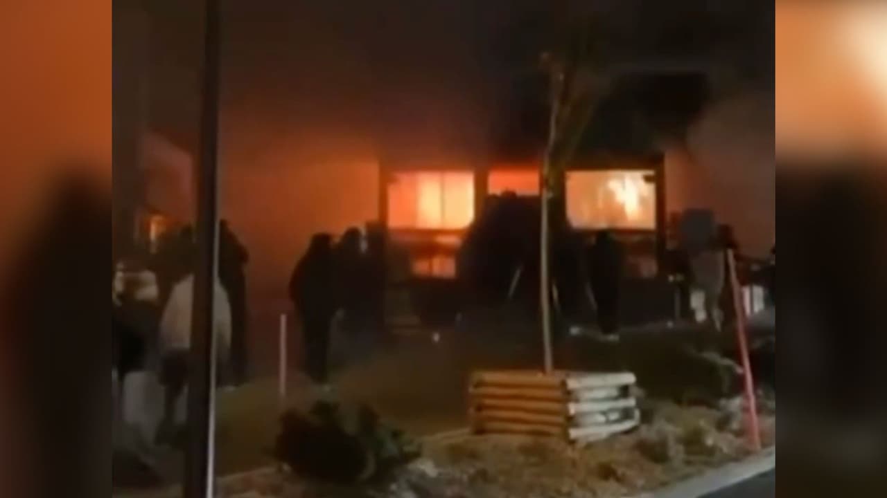 Imágenes del mortal incendio en los Alpes suizos que deja al menos 40 muertos y más de 100 heridos