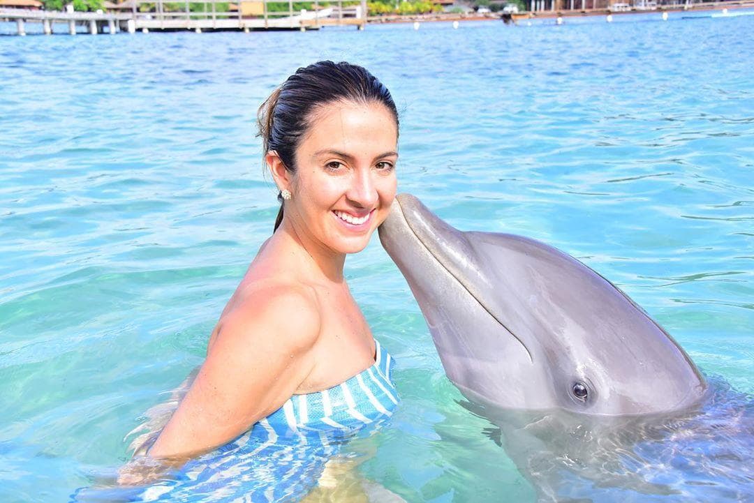 Previo a la reuión familiar, Maity recargó energias en el caribe hondureño junto a su hermana menor y su mamá. Aquí tuvo la oportunidad de nadar con delfines.