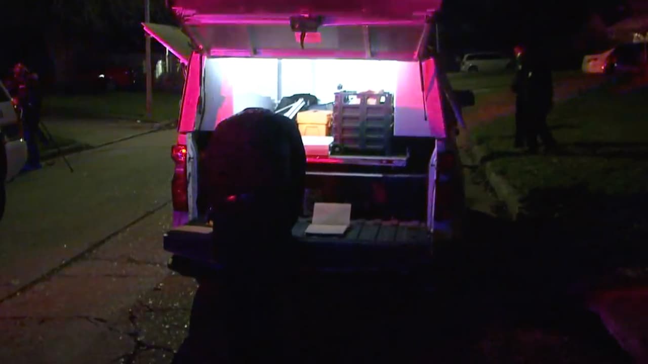 El hombre, que al parecer era el hijo de la mujer, escuchó los balazos, salió de la parte trasera de la casa y también fue baleado en múltiples ocasiones, fue trasladado a un hospital en condición crítica.