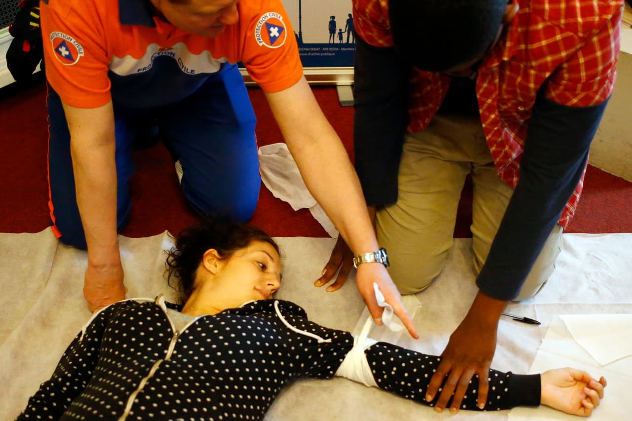 Sin embargo, un 
<a href="http://cpr.heart.org/AHAECC/CPRAndECC/Programs/HandsOnlyCPR/UCM_473196_Hands-Only-CPR.jsp">estudio</a> de la American Heart Association reveló que menos del 20% de los estadounidenses están capacitados para hacerlo.