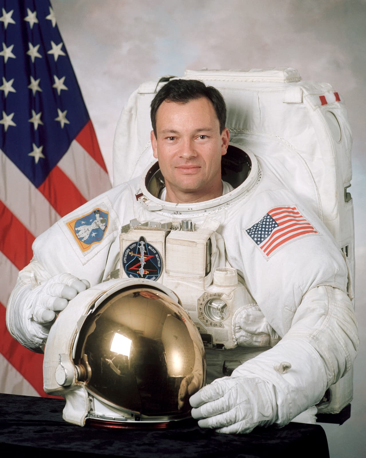 Michael López Alegría nació en 1958, en Madrid, España y creció en Mission Viejo, California. La NASA lo seleccionó como astronauta en 1992. Ha pasado más de 257 días en el espacio y ha realizado más de 10 caminatas espaciales, con un total de 67 horas y 40 minutos. 
<br>Le gustan los deportes, viajar y cocinar, y los asuntos relacionados con la política, economía y seguridad nacional e internacional. Habla español, francés y ruso.