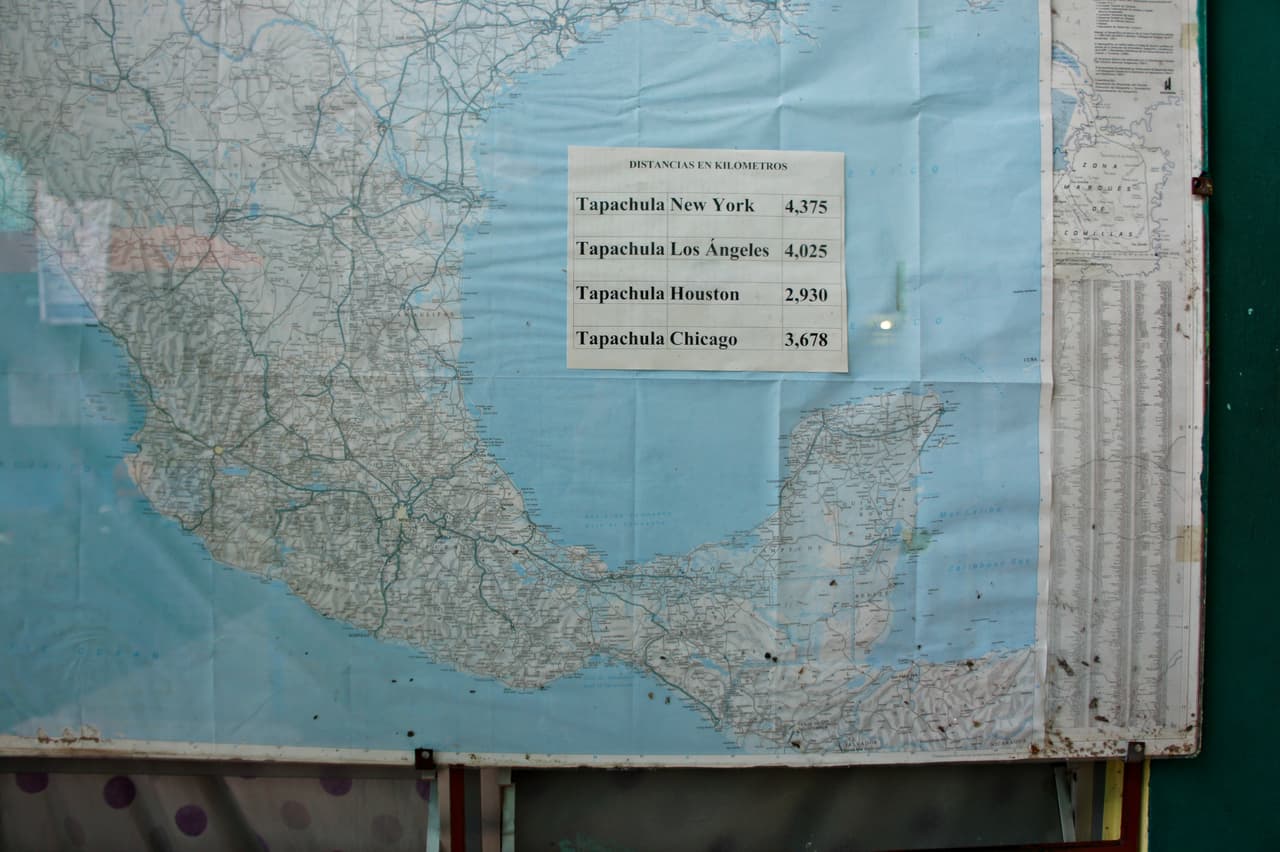 Un mapa en el refugio de Belén en Tapachula, México, dice a los migrantes la distancia para llegar a varios puntos en los Estados Unidos.