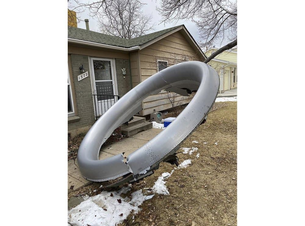 Una de las piezas del motor 
<a href="https://www.univision.com/noticias/estados-unidos/vuelo-de-united-airlines-aterrizaje-de-emergencia-colorado-eeuu">afectado cayó en el porche de esta casa en un vecindario de Denver</a>. Los investigadores también analizarán por qué el capó, que cubre la parte delantera del motor, se rompió junto con otras piezas."Fue un golpe importante", dijo 
<a href="https://apnews.com/article/plane-engine-exploded-denver-explained-66dcd66fcf81f94233cc42e0132036b9" target="_blank">John Goglia, ex miembro de la Junta Nacional de Seguridad del Transporte</a>, que está investigando el incidente, citado por la AP. "Si eso hubiera golpeado el ala, las cosas podrían haber sido diferentes porque el ala está llena de combustible" y el motor roto seguía ardiendo.