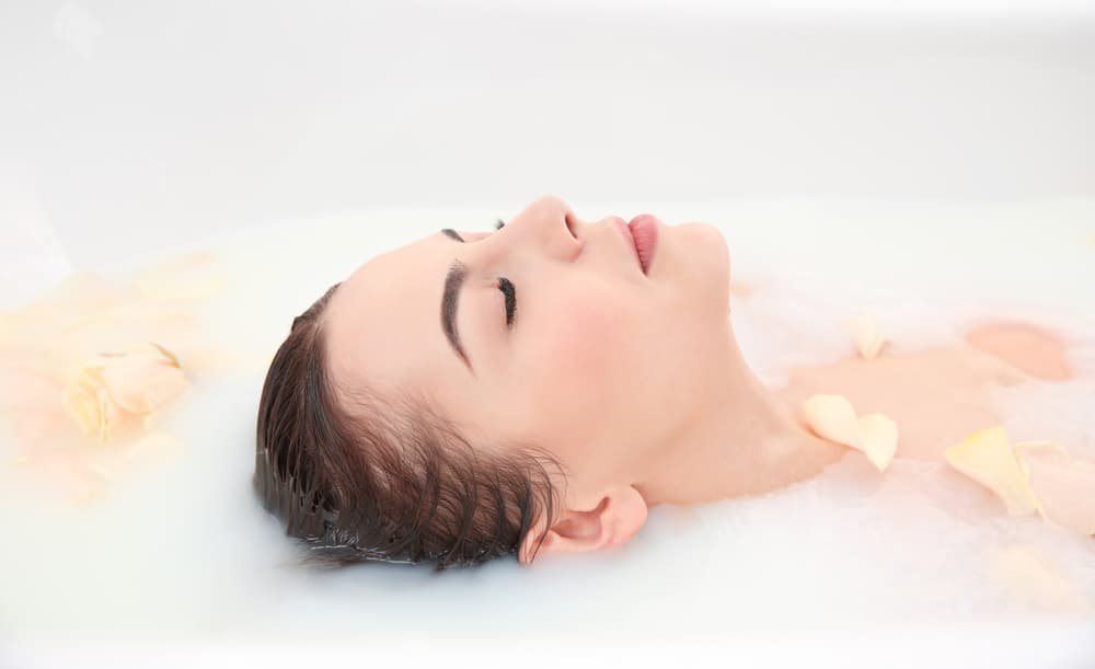 Antes de irte a dormir, toma un baño en el que pondrás pétalos de rosas amarillas junto a hojas y flores de ruda. Esto sirve para purificar nuestro cuerpo y también, liberarnos del influjo de impurezas tanto físicas como espirituales.