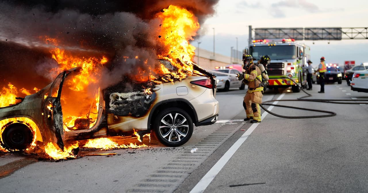 Una SUV se incendió a las 6:20 am de este miércoles, tras chocar en la Palmetto con una baranda.