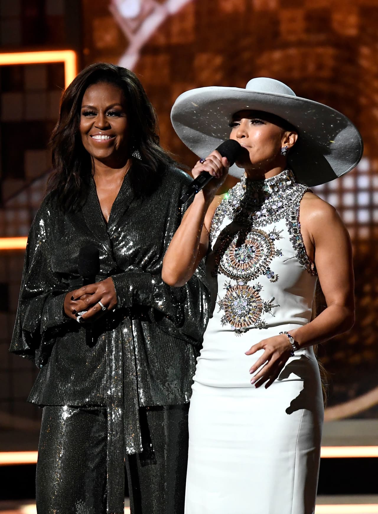 Juntas no han hecho una película y tampoco han lanzado un sencillo musical, pero la ex primera dama de los Estados Unidos,
<b><a href="https://www.univision.com/noticias/michelle-obama-y-jennifer-lopez-unieron-sus-voces-por-los-jovenes">Michelle Obama, y Jennifer López</a></b> han colaborado en varios proyectos.