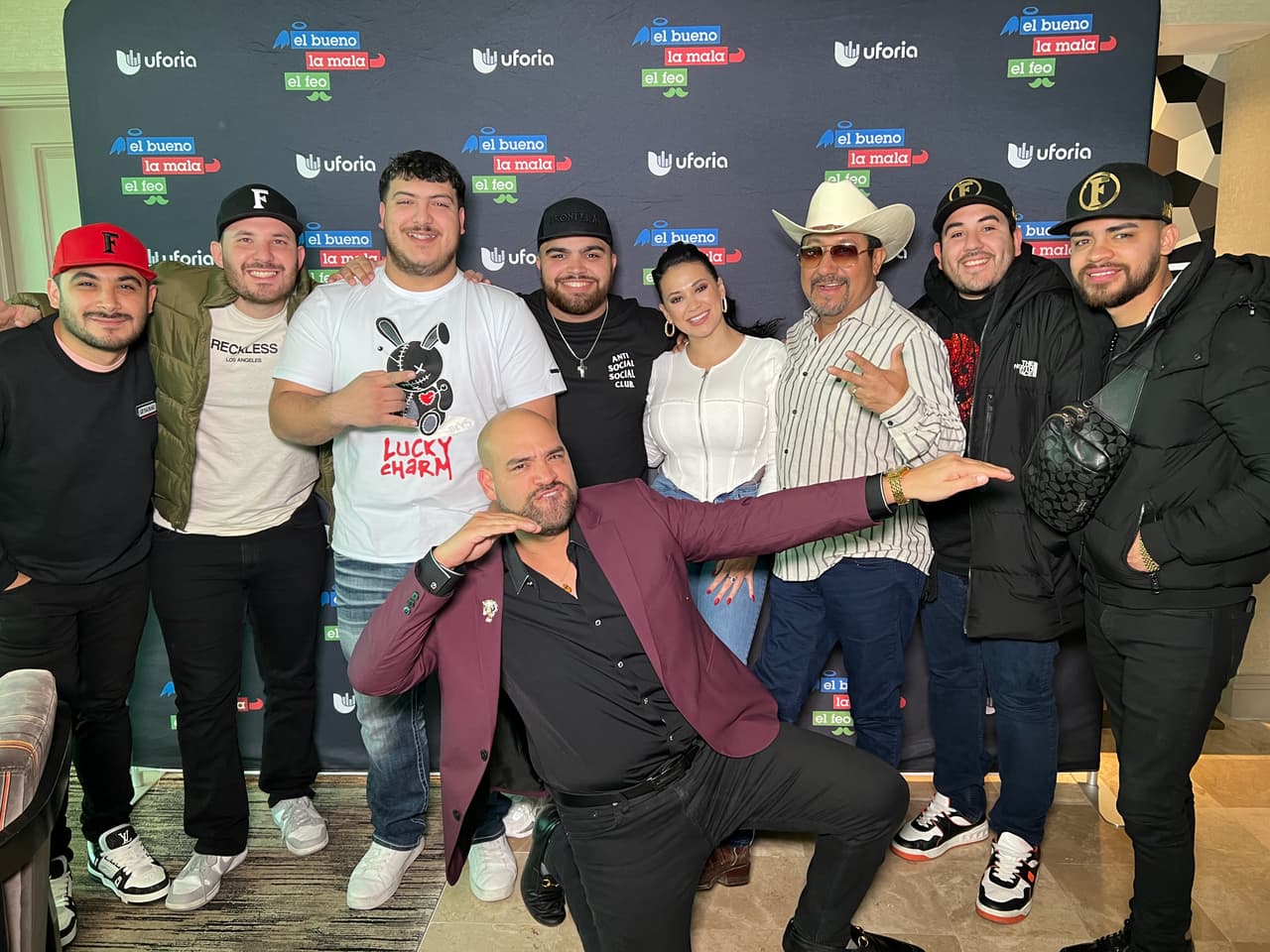 El jueves los últimos en visitar el estudio provisional de 
<b>El Bueno, La Mala y El Feo</b> fue el 
<b>Grupo Frontera</b>, quienes nos contagiaron con su "No se va, no se va, no se va".