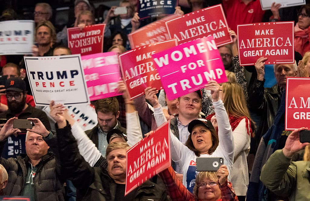 Detrás de Trump están sus fervientes seguidores.