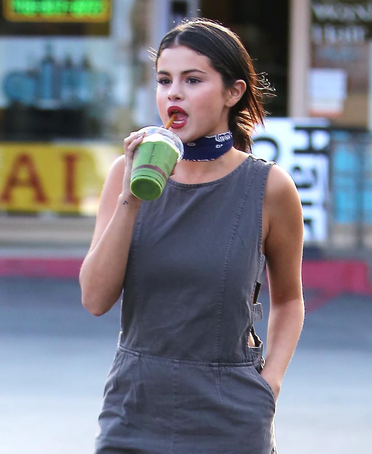 Para conservar su figura 'Sel' no se descuida nada, por eso elige tomar cosas verdes.