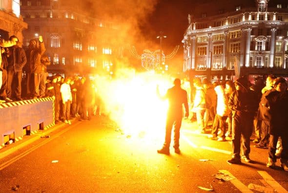 Debido a aprobación del incremento de las tasas universitarias a partir de 2012, decenas de estudiantes realizaron protestas en todo el centro de Londres.
