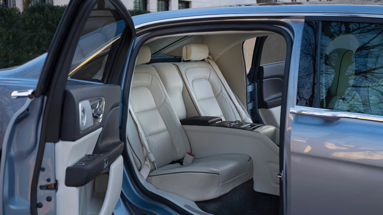 Para Woodhouse, las puertas de cerradura central son una celebración de 
<b>forma y función</b>. Por una parte permiten admirar más fácilmente el interior del vehículo, mientras que su ángulo de apertura de 90 grados permiten salir y entrar del mismo de una manera más cómoda y elegante.