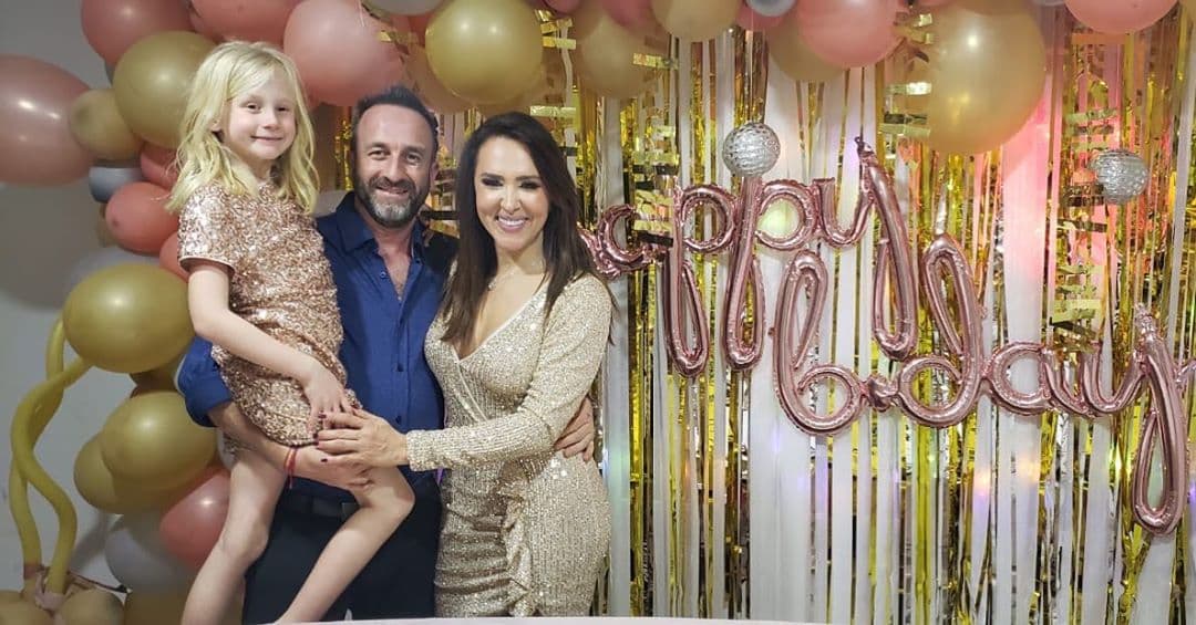 Ahí confesó que había mantenido 
<b><a href="https://www.univision.com/shows/el-gordo-y-la-flaca/tanya-charry-por-fin-presenta-a-su-novio-y-confiesa-por-que-lo-habia-mantenido-en-secreto-video" target="_blank">en secreto</a></b> su noviazgo "porque uno no puede estar mostrando todo".