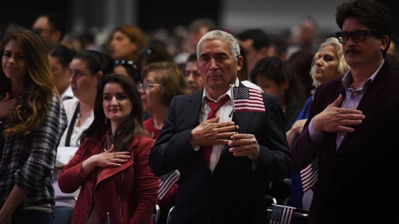 <b>Promise Arizona (PAZ)</b>
<br>Ofrece asistencia para la solicitud de la ciudadanía apoyando con el llenado del Formulario N-400 a un costo de $150, además de brindar servicios de traducción de documentos con una tarifa de $20.
<br>
<br>Teléfono: (602) 288-3663 EXT 1
<br>
<a href="https://www.promiseaz.org/immigration" target="_blank">https://www.promiseaz.org/immigration</a>