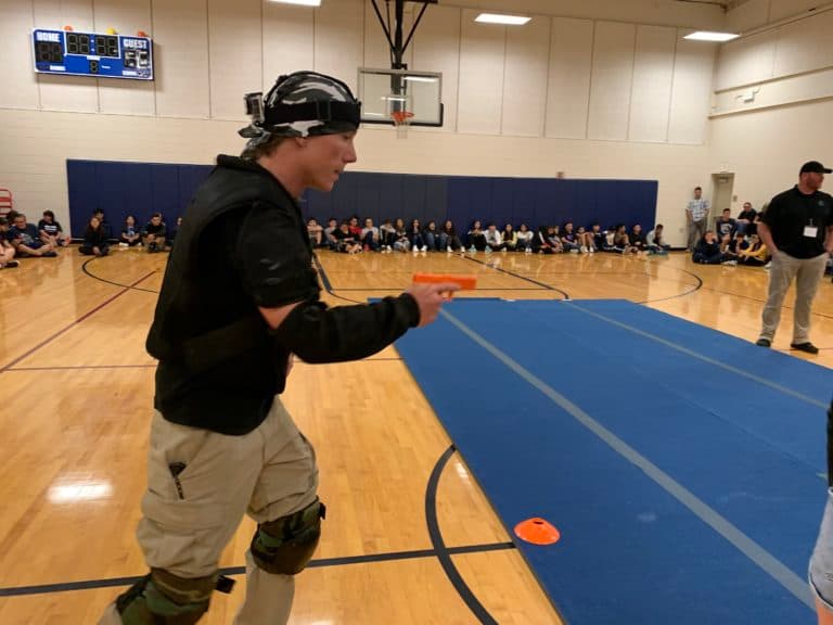 El instructor de TAC*ONE John Green interpreta el rol del atacante armado durante un entrenamiento en la Pinnacle Charter School, al norte de Denver.