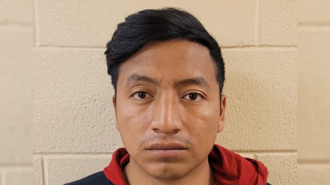 Francisco Ramos Ordoñez, un delincuente sexual registrado, fue arrestado por agentes de la estación de Tucson cerca de Arivaca, Arizona. El ciudadano guatemalteco fue condenado por tráfico digitial de pornografía infantil y explotación sexual. Se enfrenta a un proceso judicial.