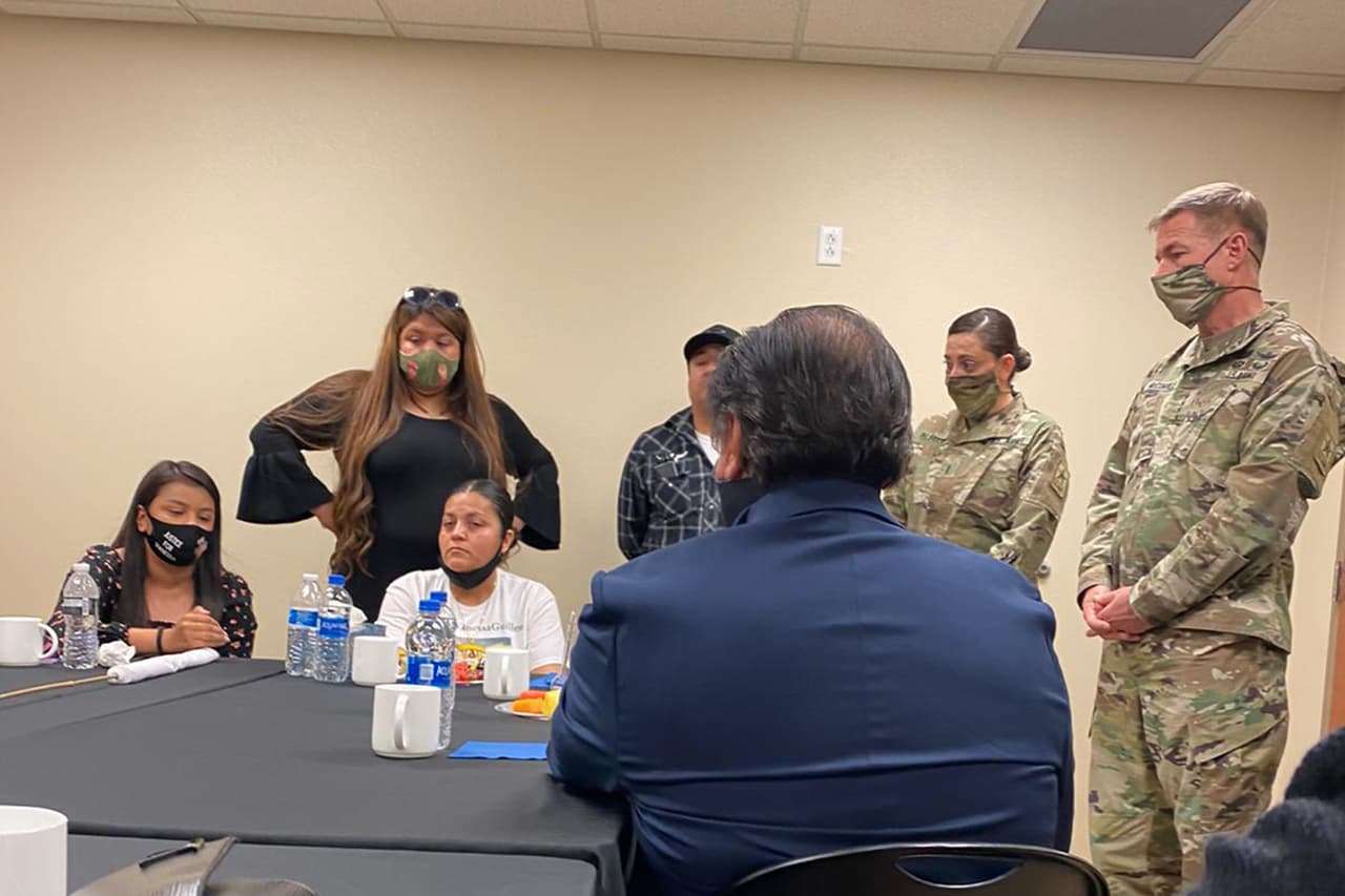 La madre de Guillén y otros familiares junto a algunos compañeros de la soldado. El día después de su graduación de la escuela secundaria en junio de 2018, Guillén se alistó en el ejército. se alistó.