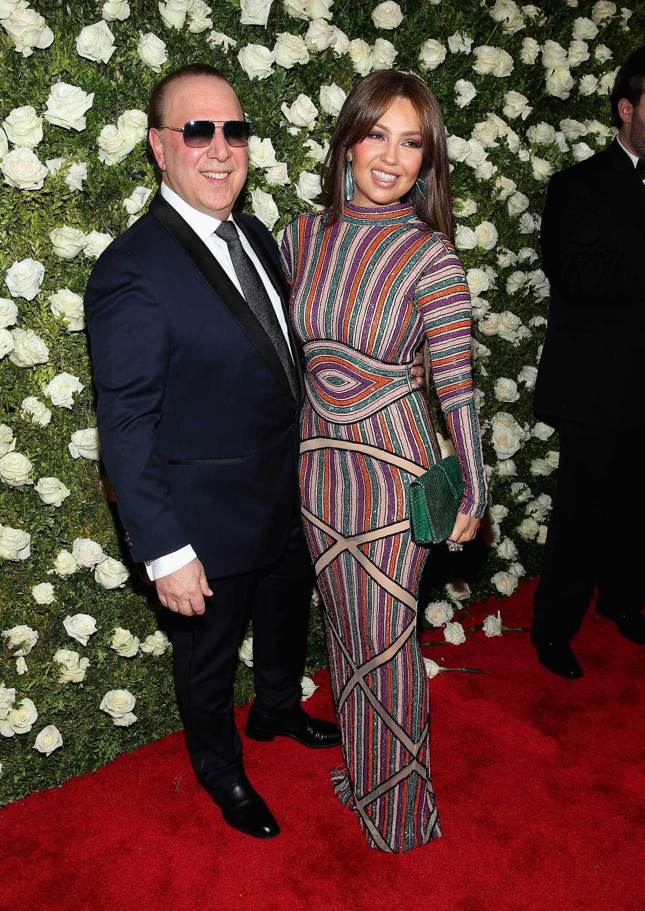 El vestido multicolor que uso la cantante es de la diseñadora Elie Madi, con el cual logró definir a la perfección su espectacular figura. El 'clutch' verde combinó a la perfección con el hermoso vestido.