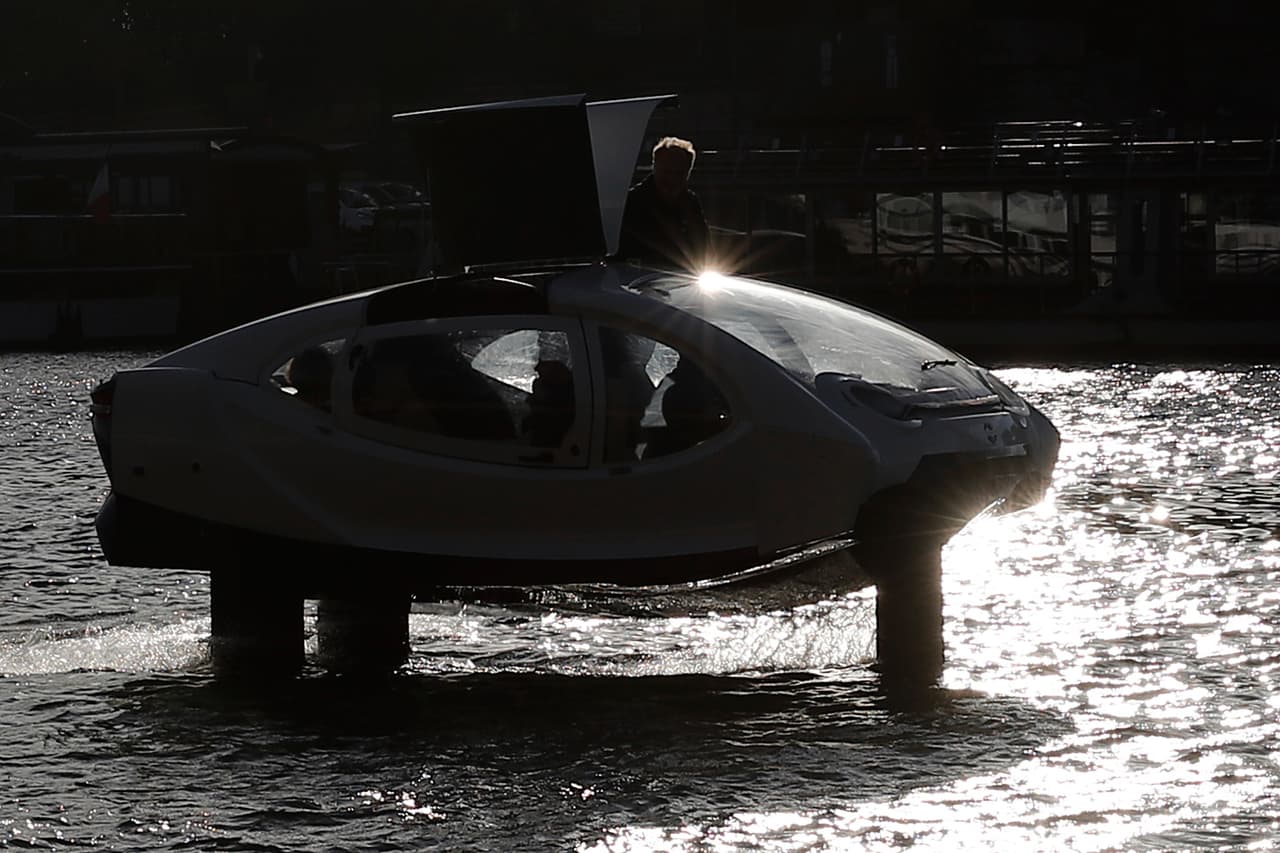 Se espera que estos taxis se conviertan en una nueva forma de desplazarse por la 'Ciudad de las luces,' de forma más ecológica, pues esta nueva embarcación futurista no emite ruido, ni olas, ni CO2 y se alimenta a través de baterías eléctricas.