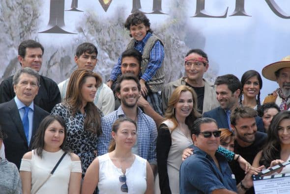 El productor Salvador Mejía dio el clásico claquetazo de inicio de su nueva telenovela "Lo Imperdonable".