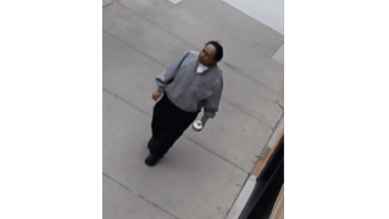 El hombre es buscado por la policía por presuntamente intentar atraer a una menor de edad.