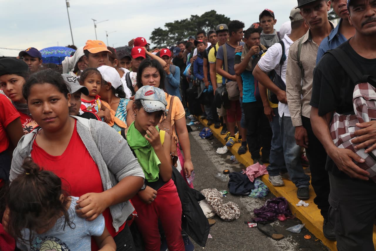 Unos 200 migrantes hondureños pasaron la noche del domingo sobre el puente que une Guatemala y México, a la espera de poder ingresar en territorio mexicano y así continuar su travesía hacia Estados Unidos.