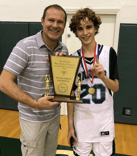 "We areeeeeee the champions!!!!", escribió el orgulloso papá en sus redes sociales. "Se fueron invictos. Así se hace mi Alex Tacher #20 jugaste como los grandes !!! Te amo".