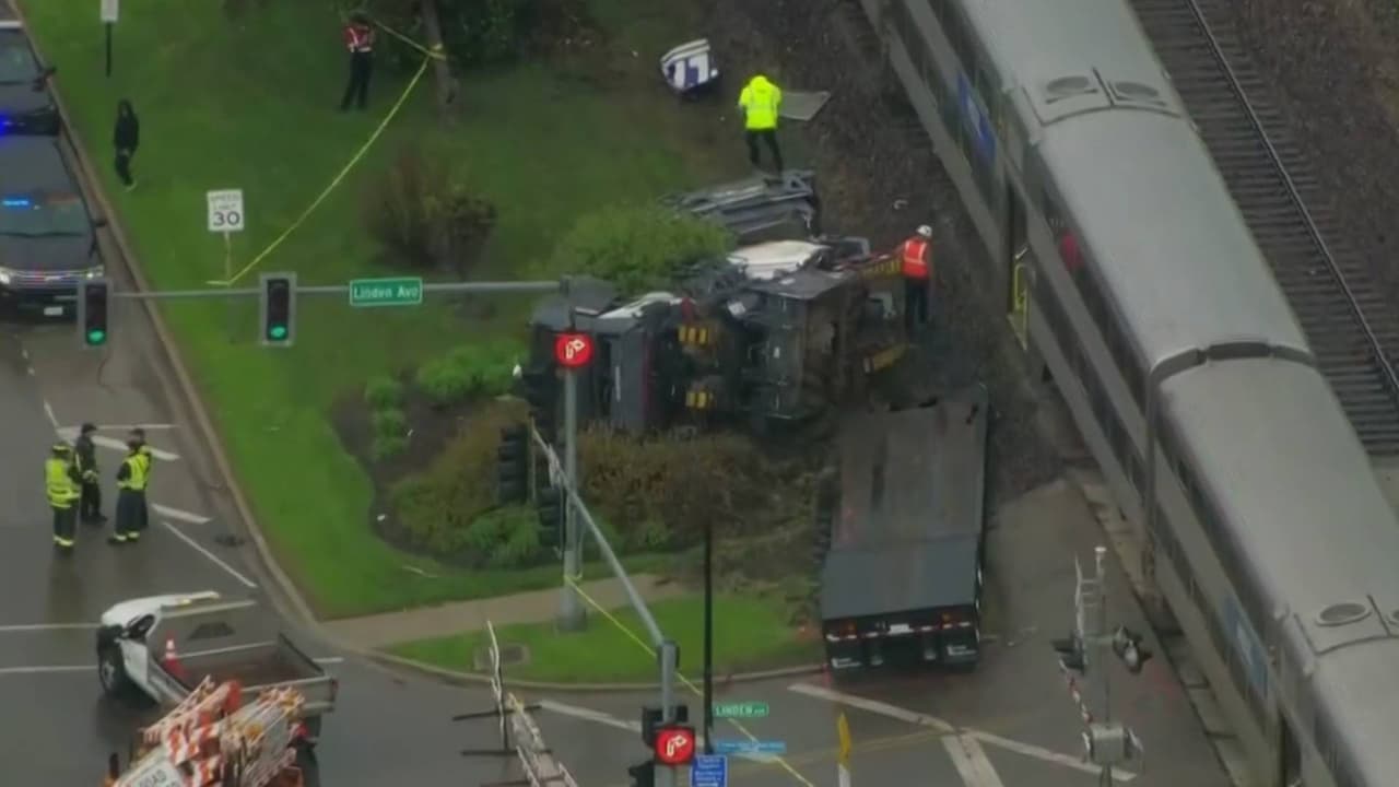 Tren de pasajeros choca contra camión y deja dos heridos en Illinois