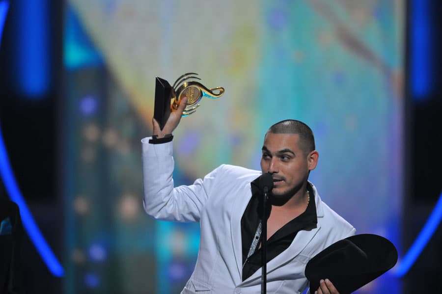 Espinoza Paz ganó su primer premio en 2010 como Artista banda del año. Esa noche interpretó el éxito 'Lo intentamos'.