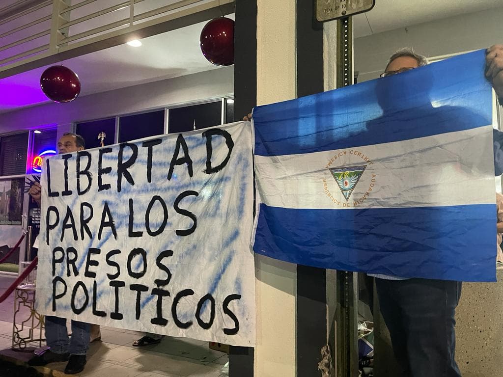 Este año, la celebración está marcada por la represión del régimen Ortega-Murillo, que mantiene tras las rejas a más de 150 presos políticos, incluyendo 7 precandidatos presidenciales. La pandemia también ha marcado la tradición, pues muchos no salen a las calles por temor a las aglomeraciones.