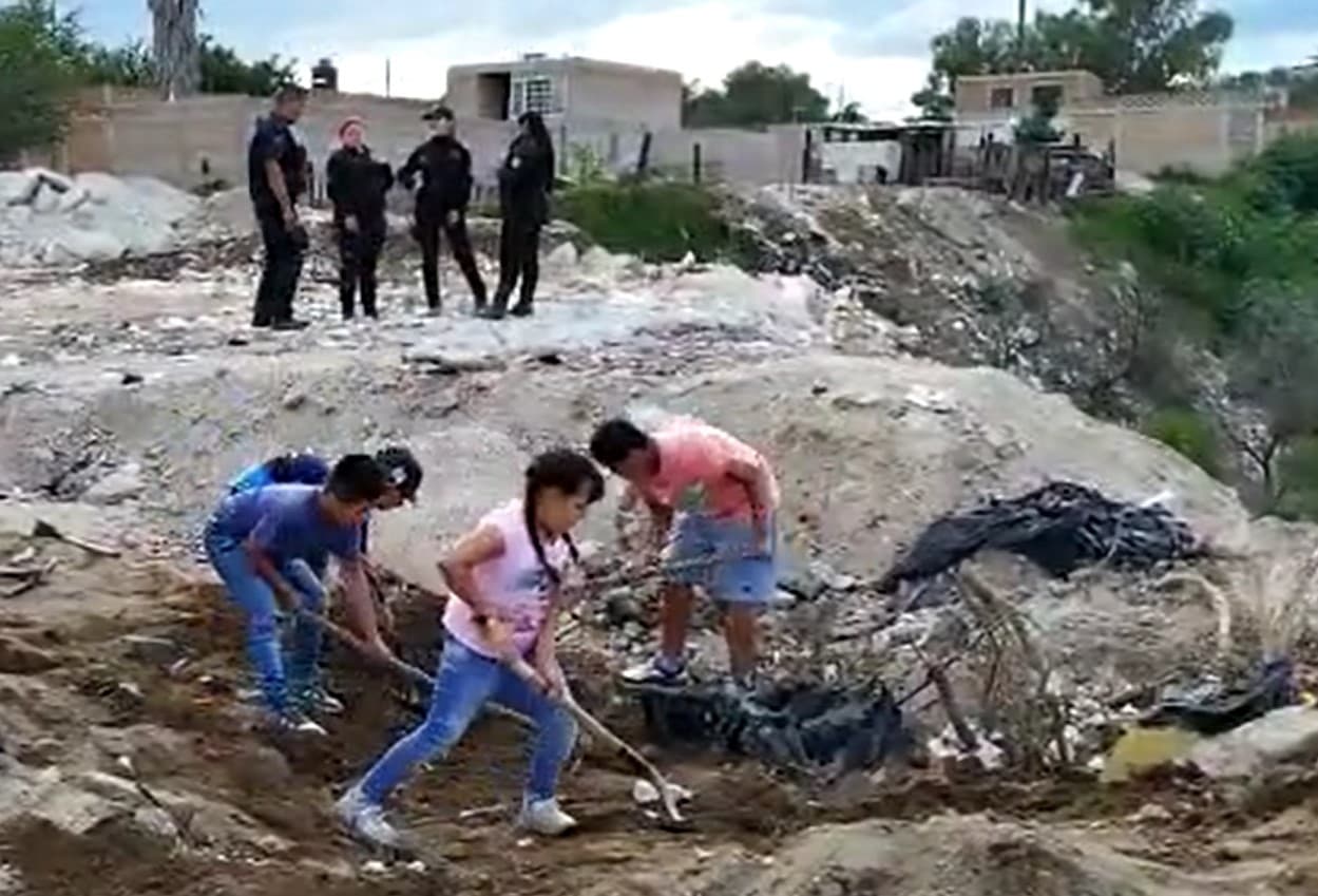 "Estoy buscando a mi papá": el video de niños que escarban para encontrar a sus familiares desaparecidos en México