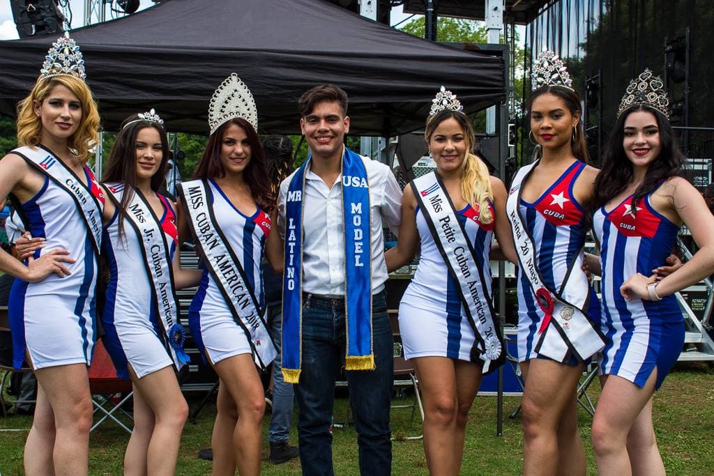 Los asistentes pueden esperar fiestas animadas, una amplia gama de vendedores de comida interculturales, una hermosa exhibición de disfraces (incluidas las Reinas del Carnaval) en el desfile y una alineación inigualable de los mejores artistas de la región, según sus organizadores.