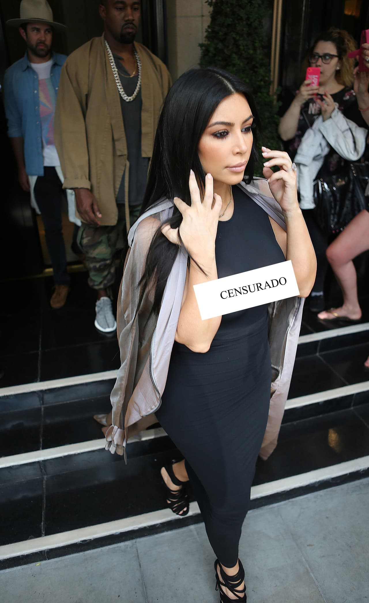 Kim salió del hotel como si nada ocurriera.