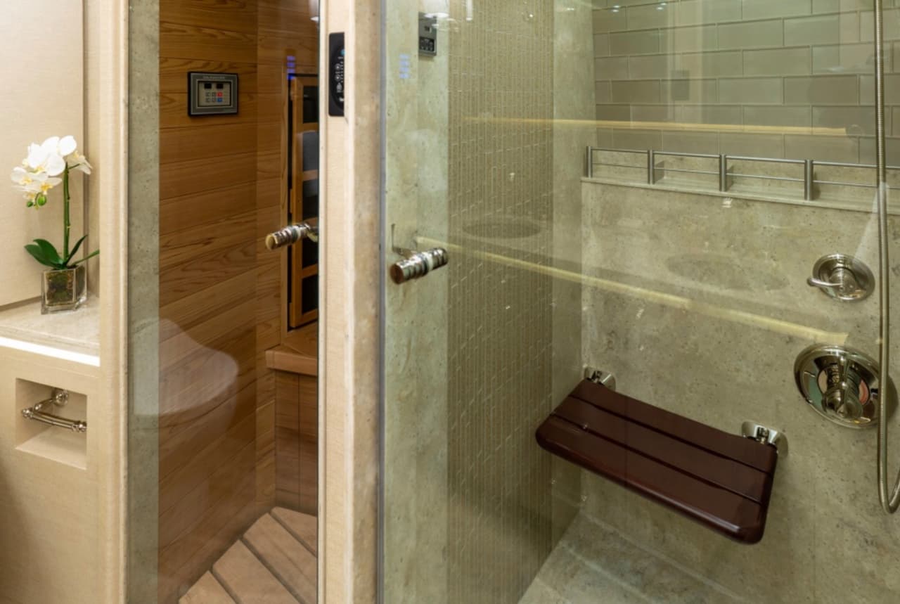 También cuenta con una zona de 
<b>sauna</b>.