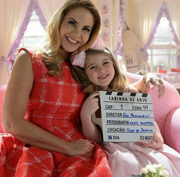 En 
<b><i>Carinha de Anjo</i></b> se quedó el mismo personaje, y es 
<b><a href="http://www.univision.com/temas/lucero" target="_blank">Lucero</a></b> quien se encarga de interpretarlo.