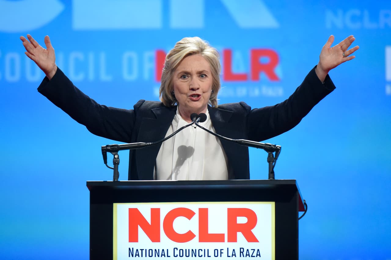 <b>"Apenas una palabra para Donald Trump: ¡Basta! ". </b>En español, con todas sus letras, la entonces aspirante a la nominación demócrata se refirió al discurso antiinmigrante de Donald Trump con un “basta” sonoro, en una presentación donde elogió a inmigrantes trabajadores y prometió reforma migratoria "verdadera", en la conferencia del Consejo Nacional de La Raza en Kansas City. 13 de julio de 2015.
<b><a href="http://www.univision.com/noticias/debate-democrata/basta-hillary-clinton-se-pronuncia-de-nuevo-contra-trump-en-espanol">Más adelante en la campaña </a></b>continuó utilizando esta palabra en español para criticar al magnate republicano.