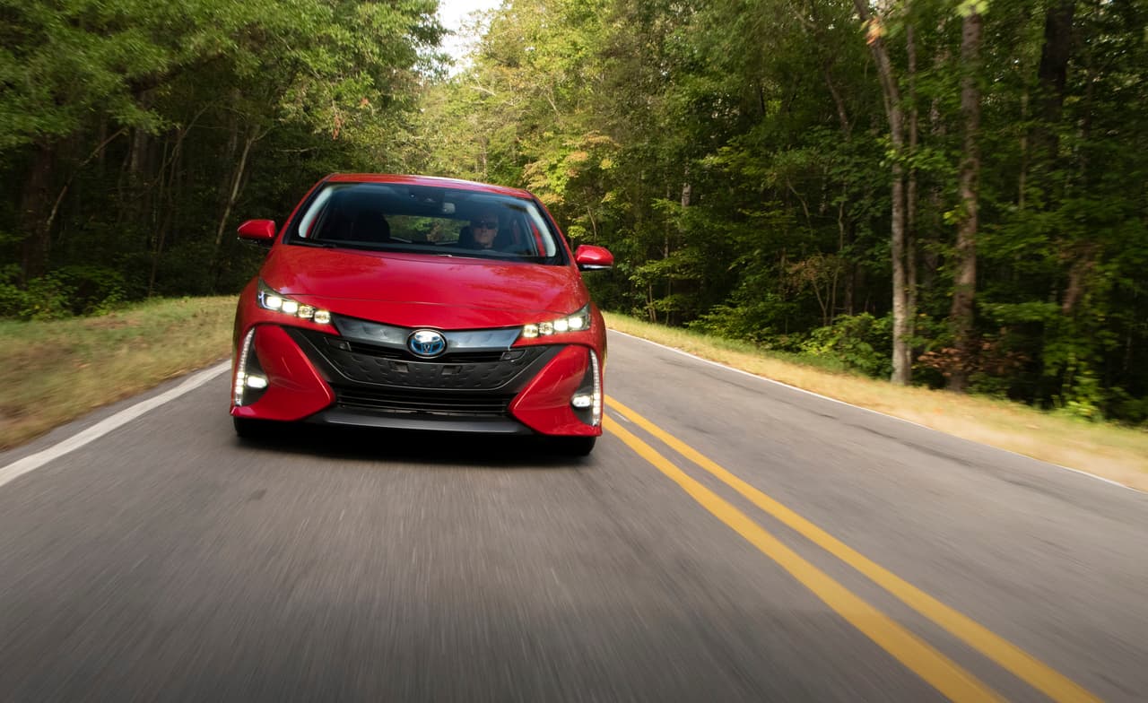 <h3 class="cms-H3-H3"><b>1.</b> <b>Toyota Prius Prime</b></h3>
<br>
<br>
<b>Puntaje: 66/100</b>
<br>
<br>Con un motor 4 cilindros de 1.8 litros, relacionado a un sistema de propulsión eléctrica, y una transmisión automática, el Toyota Prius Prime tiene un consumo de combustible equivalente de 55 mpg en ciudad y 54 mpg en carretera.
<br>