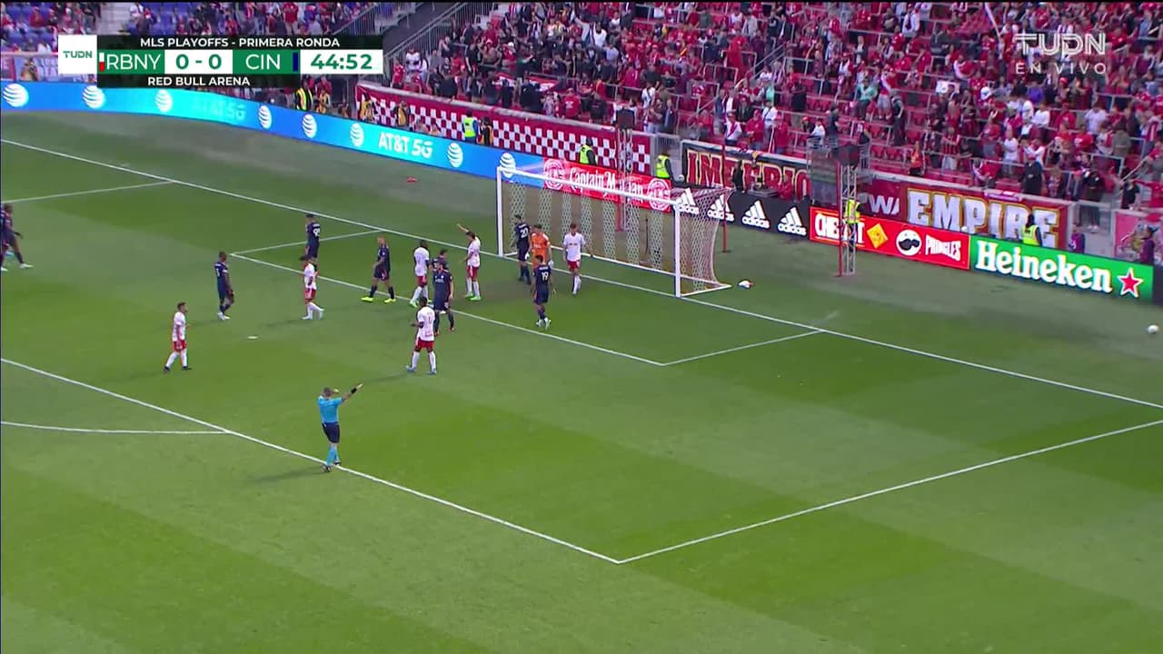 ¡TIRO ATAJADO! disparo por Lewis Morgan.