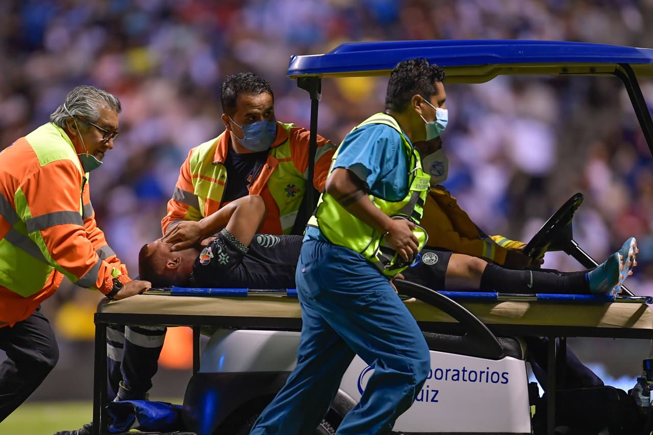 En apenas 20 minutos en el Cuauhtémoc, América perdió a Federico Viñas, quien salió del estadio rumbo a la Ciudad de México con una posible fractura en el tobillo.
