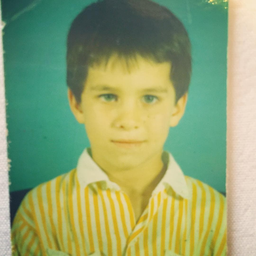 Desde pequeño ya practicaba esa mirada que le iba a asegurar mucho éxito en las telenovelas.