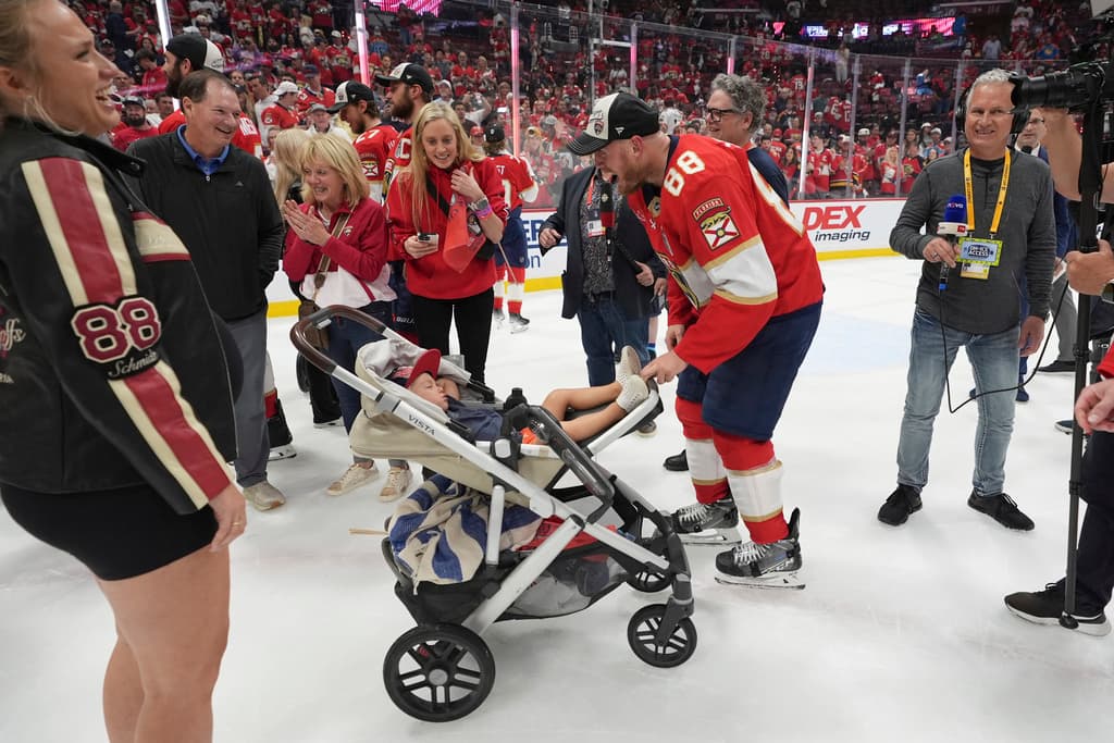 Nate Schmidt (88) celebra con su familia el segundo campeonato consecutivo de los Panthers.