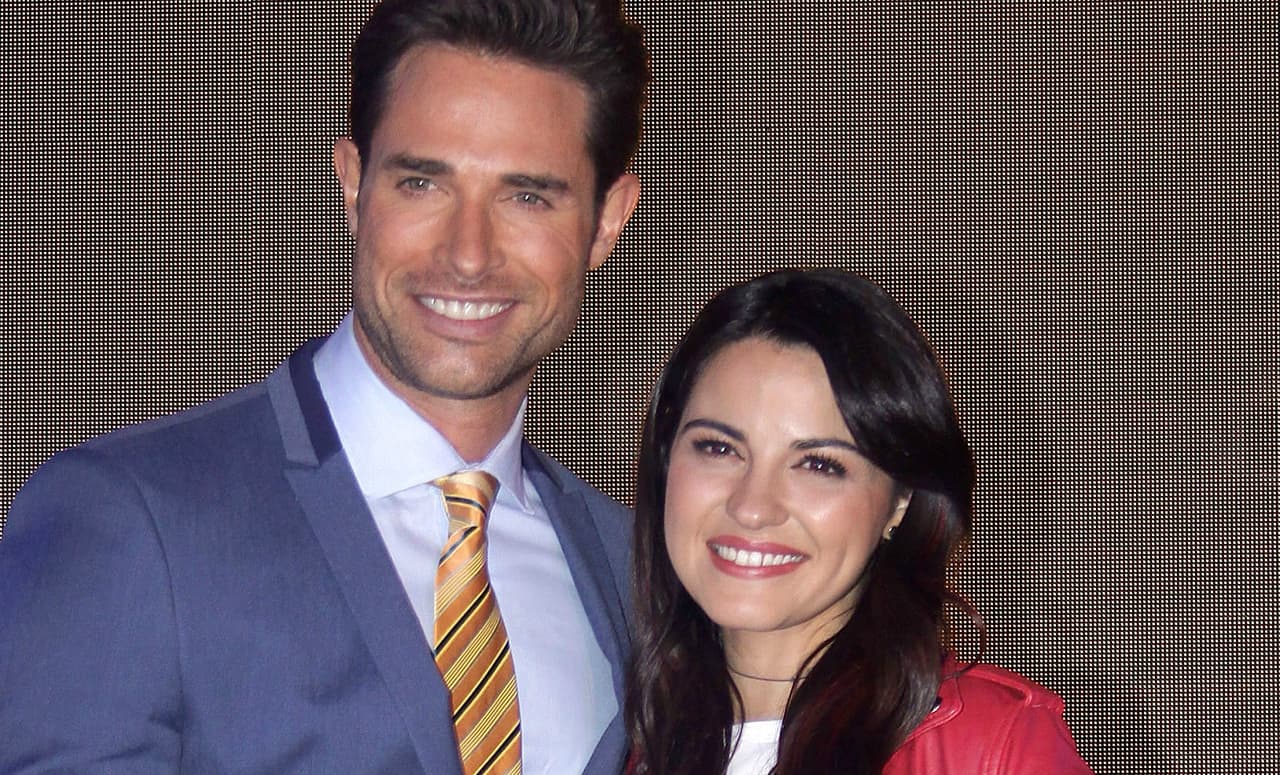 Para anunciar el momento, 
<b><a href="http://www.univision.com/programas/novelas/maite-perroni-aplaude-el-beso-gay-que-se-vera-en-la-telenovela-papa-a-toda-madre-fotos">Maite Perroni publicó en Instagram un mensaje</a></b> donde aplaudía la apertura a mostrar temas actuales: "@papaatmof no se queda sin contar historias reales con respeto , con amor, con calidad. Me da mucho orgullo poder ser parte de ese camino y de esta historia q está reflejando lo q vivímos en el día a día en nuestra sociedad, en nuestras familias ❤️y en esta época donde hay tanto pasando".